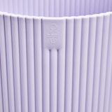Detail van lila pot met ribbelstructuur en opdruk elho op de rand