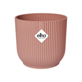 Roze ronde bloempot met verticale ribbels en elho-logo op de voorzijde