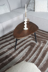 Vloerkleed met donkerbruin en beige strepen over het hele oppervlak