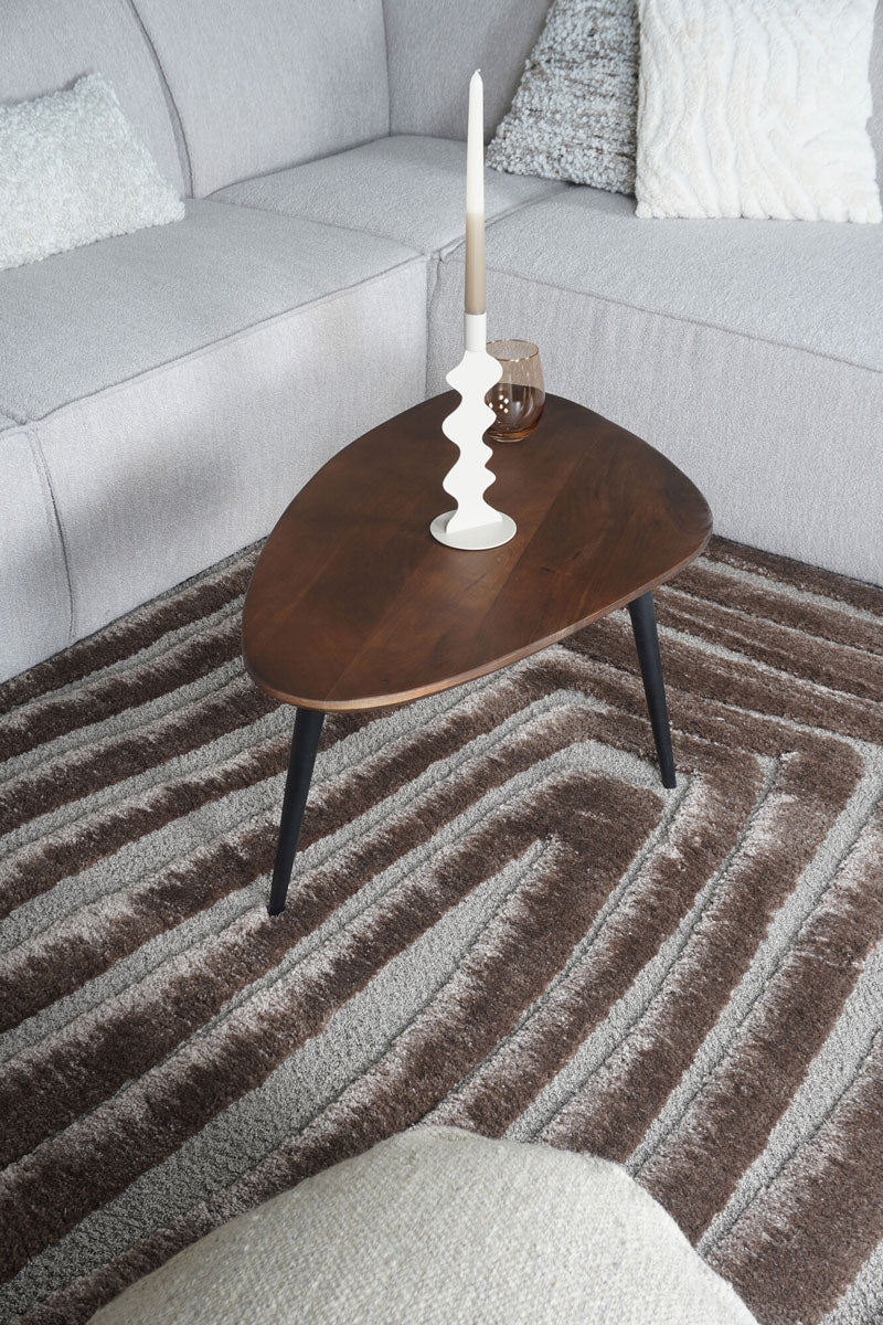 Vloerkleed met donkerbruin en beige strepen over het hele oppervlak