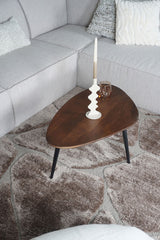Bruin vloerkleed met abstract patroon, gedeeltelijk zichtbaar onder tafel