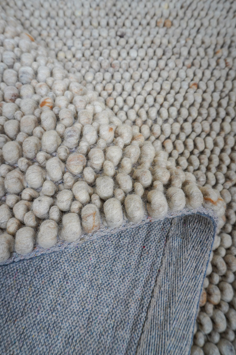 Lichtbeige vloerkleed met dichte lussen en ronde stapelstructuur