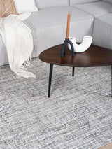 Vloerkleed in grijs-beige met textuur en ingekleurde kruispunten, vooraanzicht