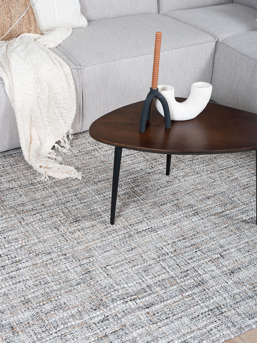 Vloerkleed in grijs-beige met textuur en ingekleurde kruispunten, vooraanzicht