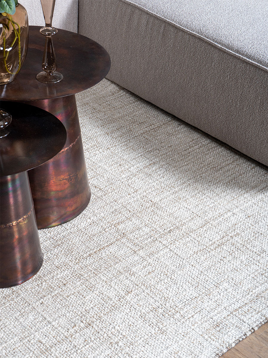 Lichtbeige vloerkleed met fijne geweven structuur en rechte randen