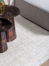 Lichtbeige vloerkleed met fijne geweven structuur en rechte randen