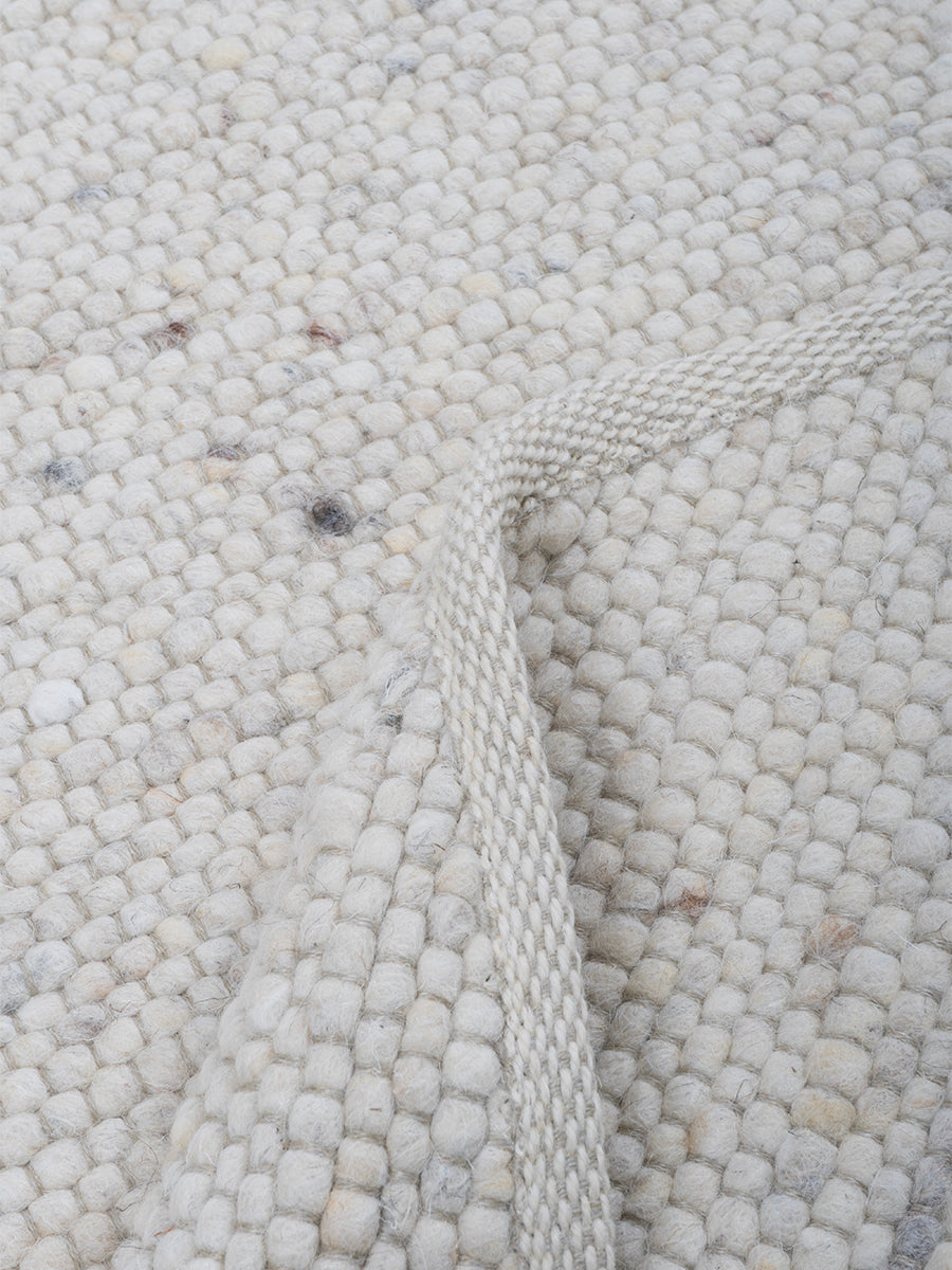 Ronde karpet met lichte grijstint, noppige bouclé-textuur en smalle rand