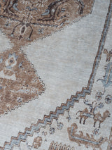 Vloerkleed close-up met bruine en beige sierborder en reliëfachtig weefpatroon