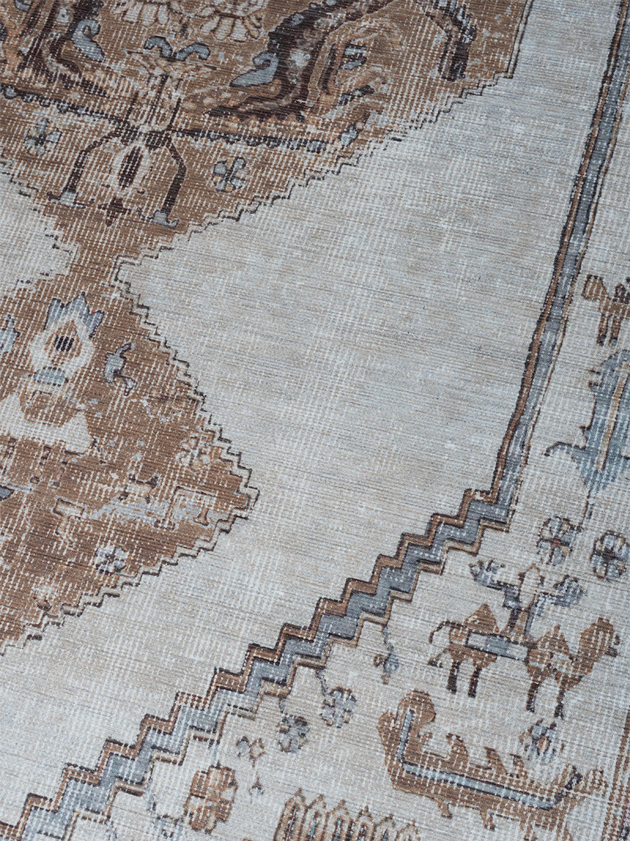 Vloerkleed close-up met bruine en beige sierborder en reliëfachtig weefpatroon