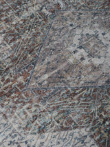 Vloerkleed close-up met blauwgrijze abstract motieven en fijne geweven textuur