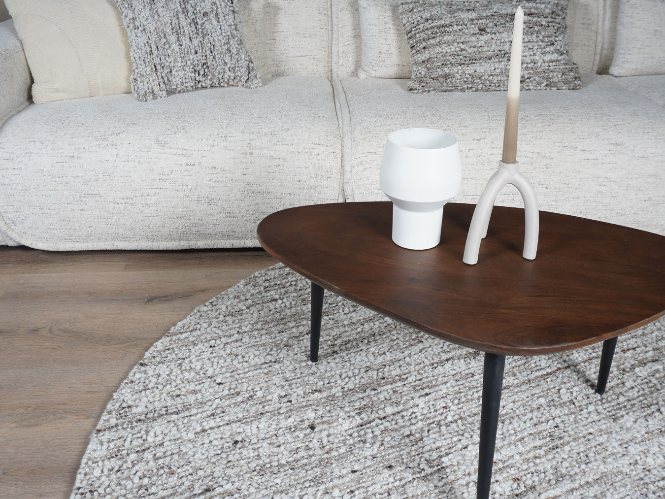 Rond vloerkleed met beige en grijze melange pool, deels op de vloer
