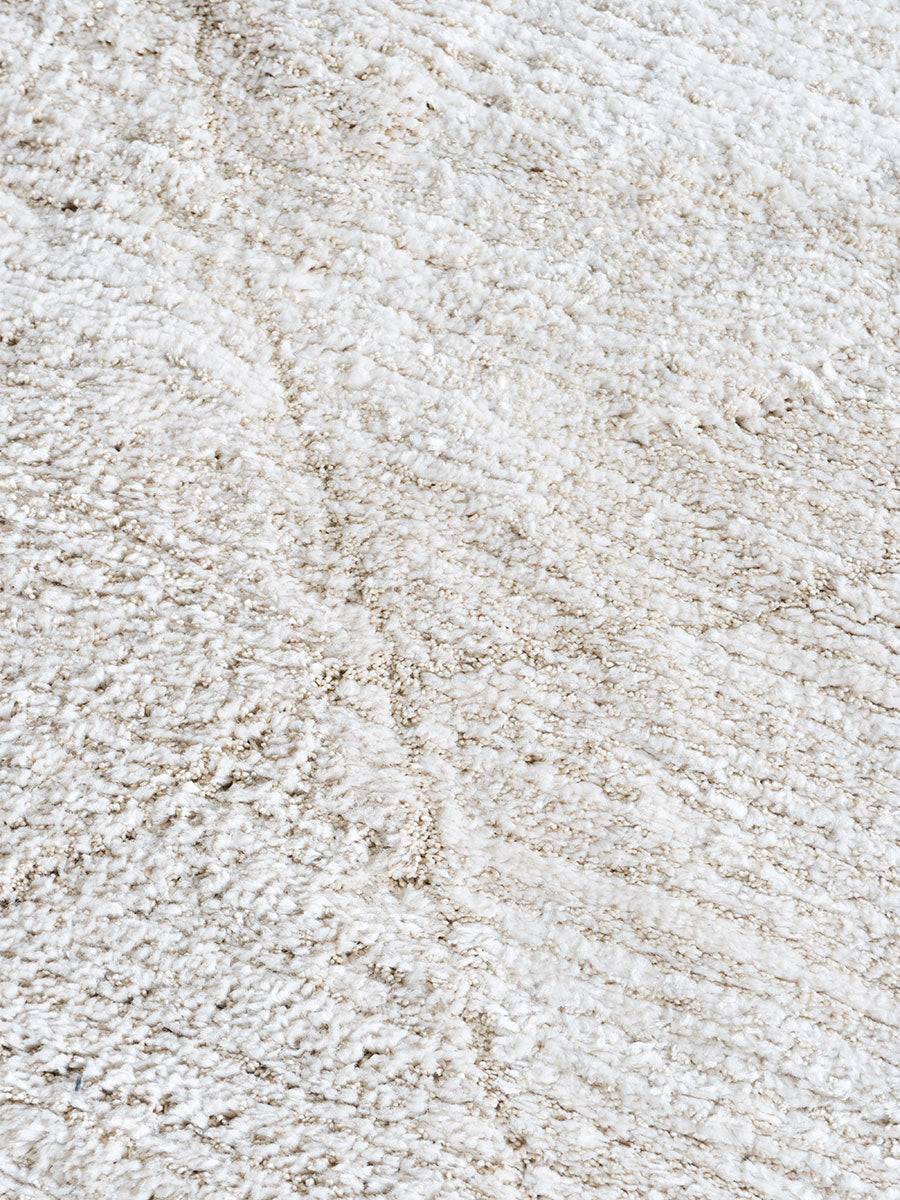 Crème vloerkleed close-up met grove, getextureerde pool en subtiele lijnen