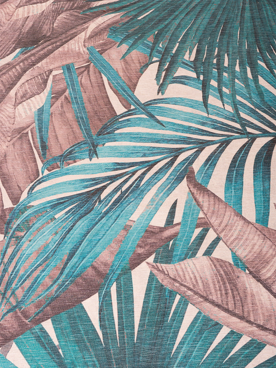 Vloerkleed close-up met palmbladen in turkoois en grijs op lichtbeige achtergrond