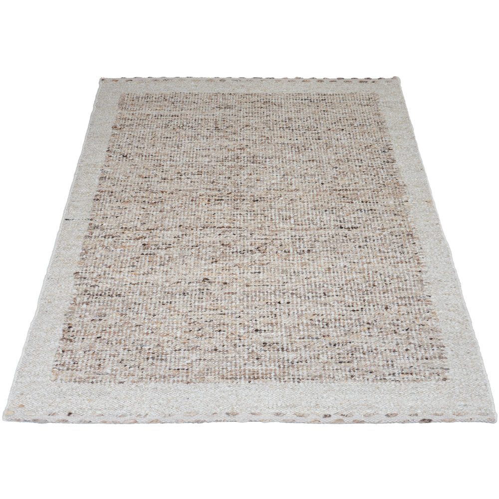 Rechthoekig beige vloerkleed met grove geweven structuur en effen rand
