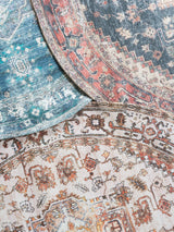 Vloerkleedrand met gestoffeerd tapijtpatroon, blauw en rood motief op beige ondergrond