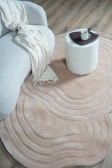 Beige vloerkleed met golvende ovale patroonlijnen en gestreepte randen