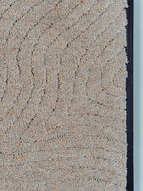 Wollen wanddecoratie close-up, lichtgrijze textuur met subtiel reliëf en rafelrand