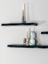 Zwarte wandplanken van mangohout, twee planken met opstaande rand