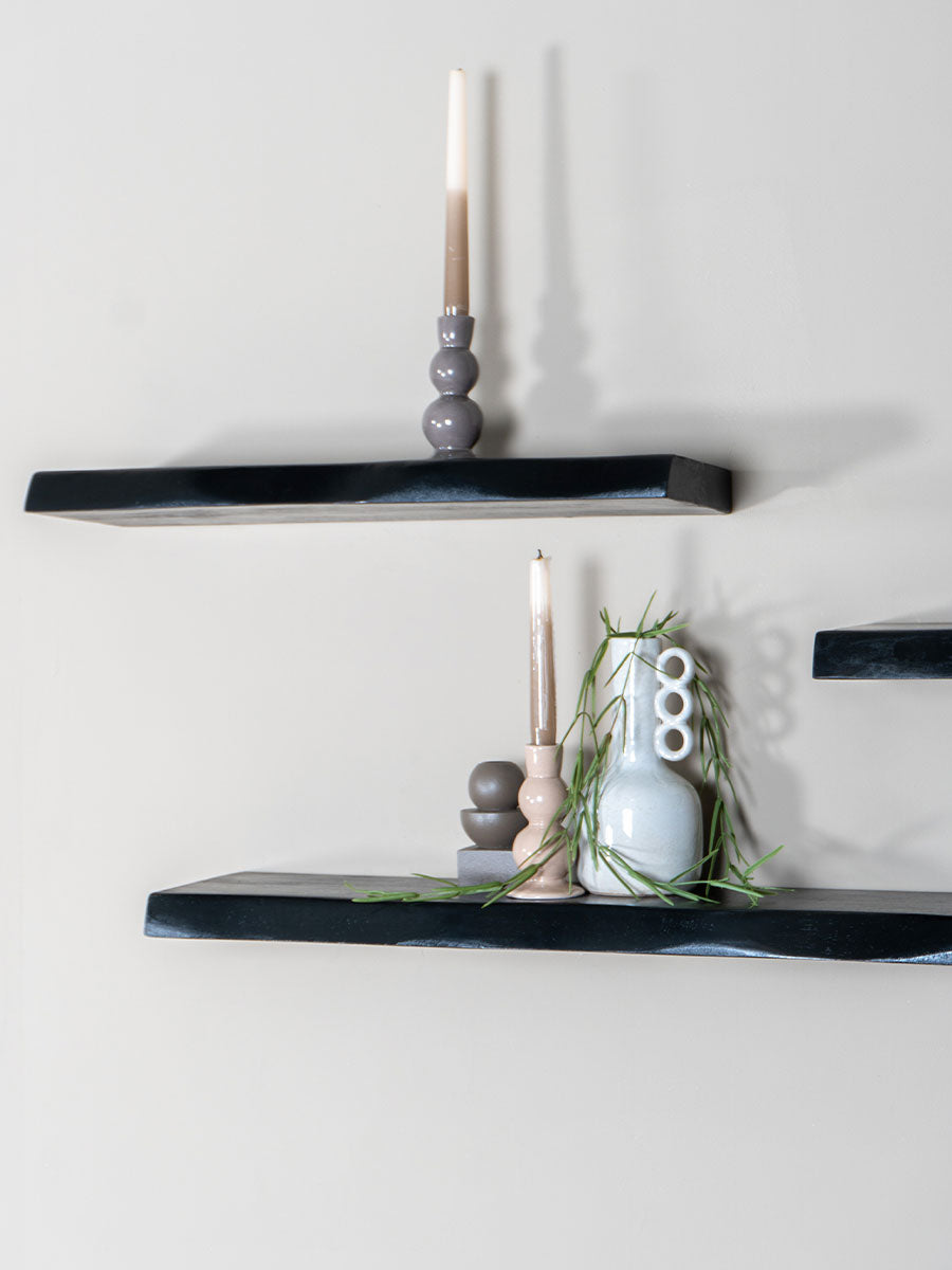 Zwarte wandplanken van mangohout, twee planken met opstaande rand