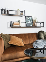 Wandplankenset met zwart metalen rekken en licht houten planken aan muur gemonteerd