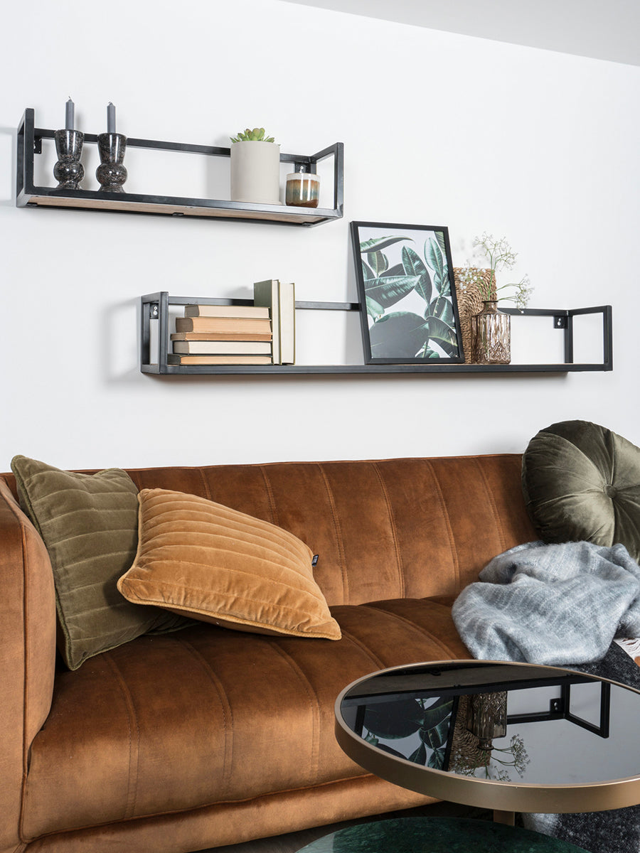 Wandplankenset met zwart metalen rekken en licht houten planken aan muur gemonteerd