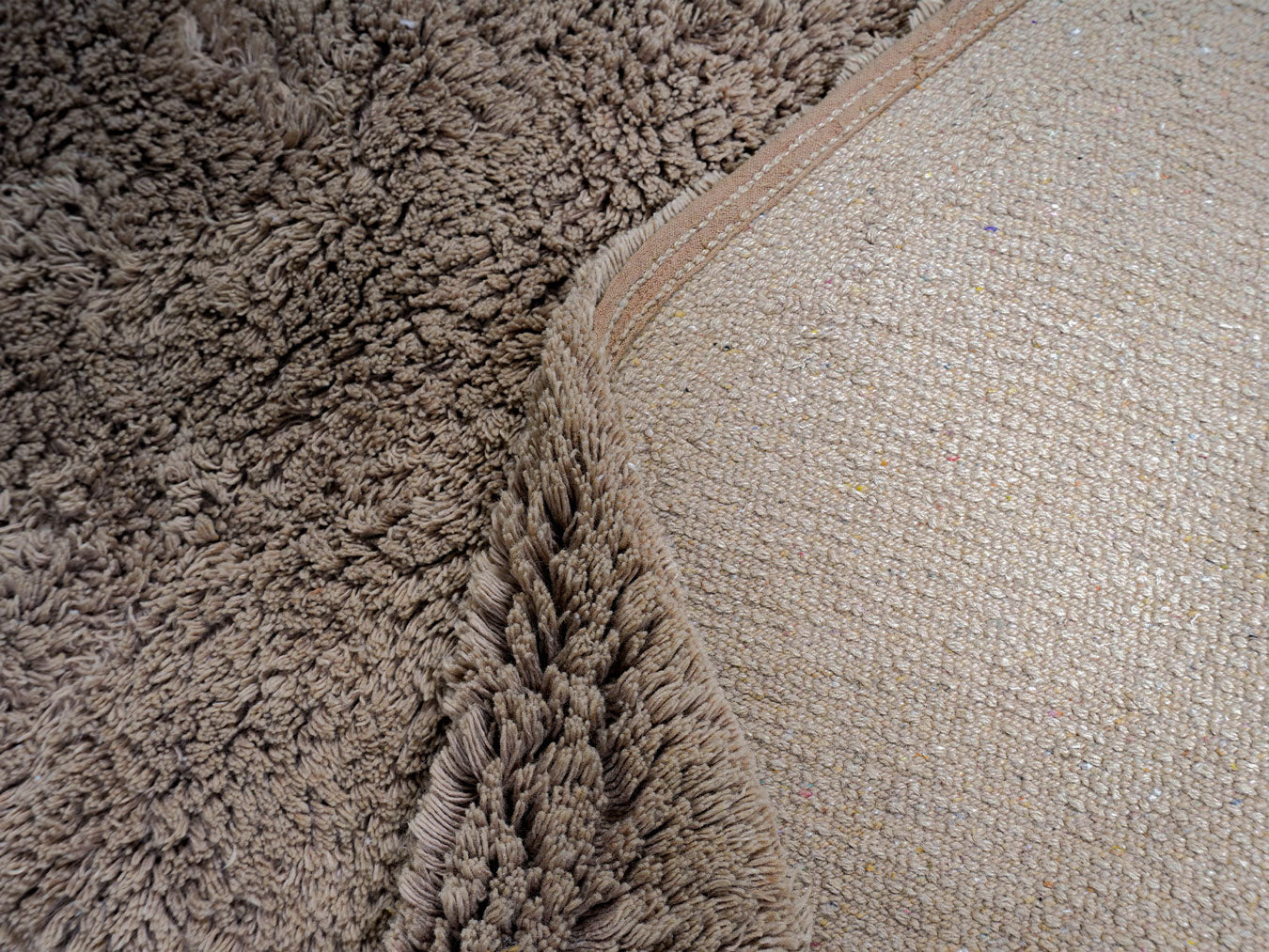 Wasbaar vloerkleed Beach, hoekdetail met taupe pool en beige rand