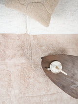 Wasbaar vloerkleed Bibi beige: close-up met reliëfstructuur en abstracte vlakken