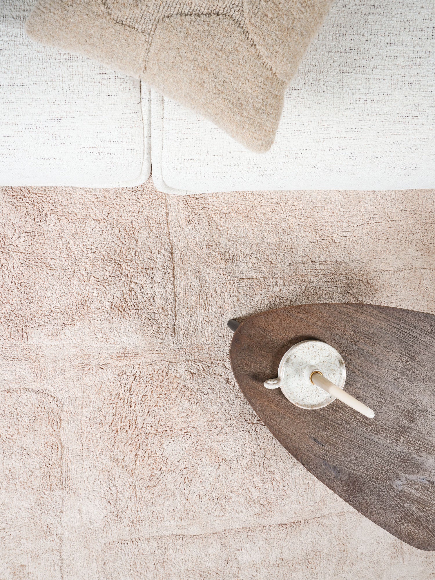 Wasbaar vloerkleed Bibi beige: close-up met reliëfstructuur en abstracte vlakken