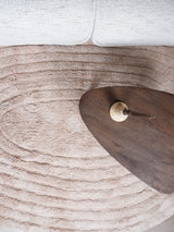 Beige vloerkleed met ingedrukte concentrische structuur