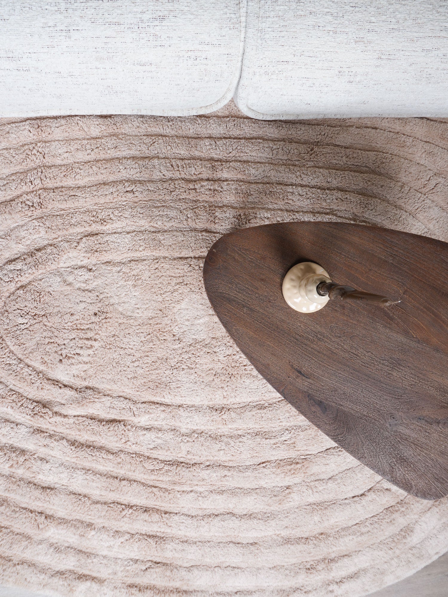 Beige vloerkleed met ingedrukte concentrische structuur
